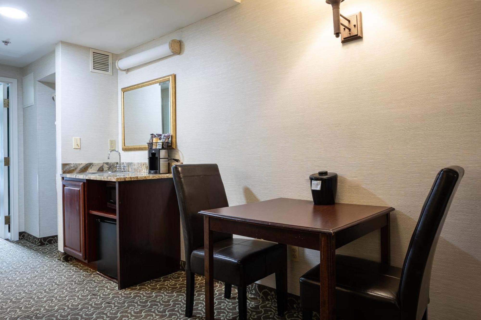 D. Hotel Suites & Spa Holyoke Dış mekan fotoğraf