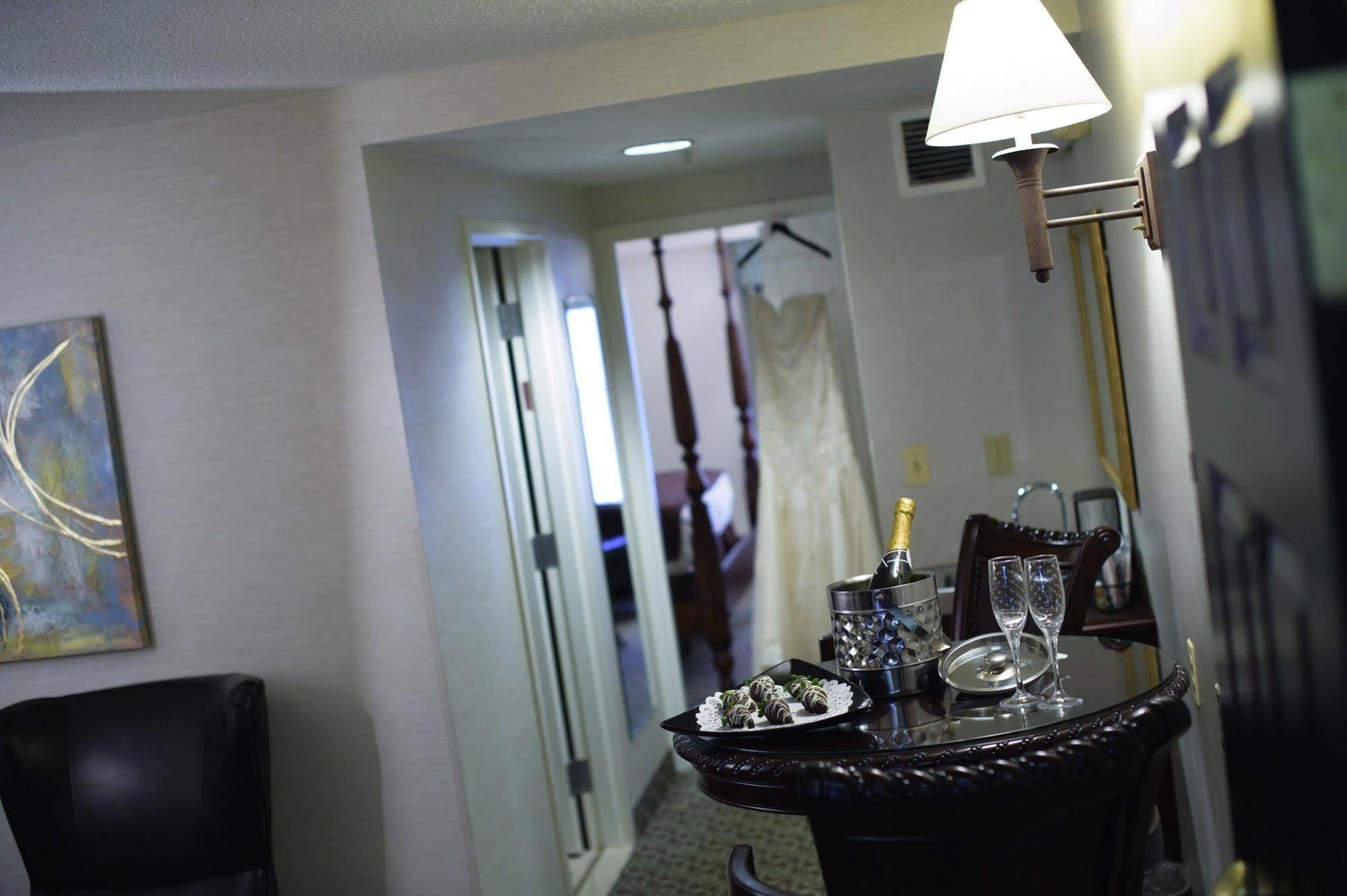 D. Hotel Suites & Spa Holyoke Dış mekan fotoğraf